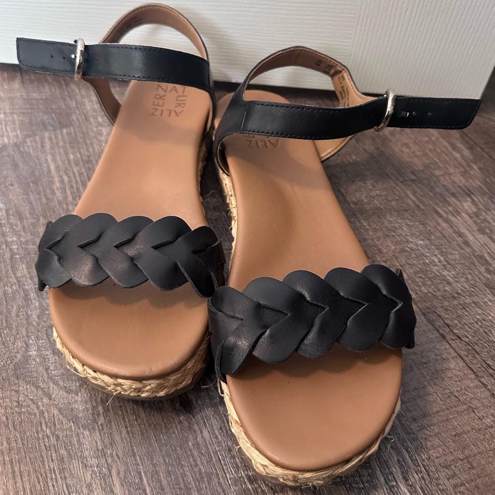 Naturalizer black flat sandals